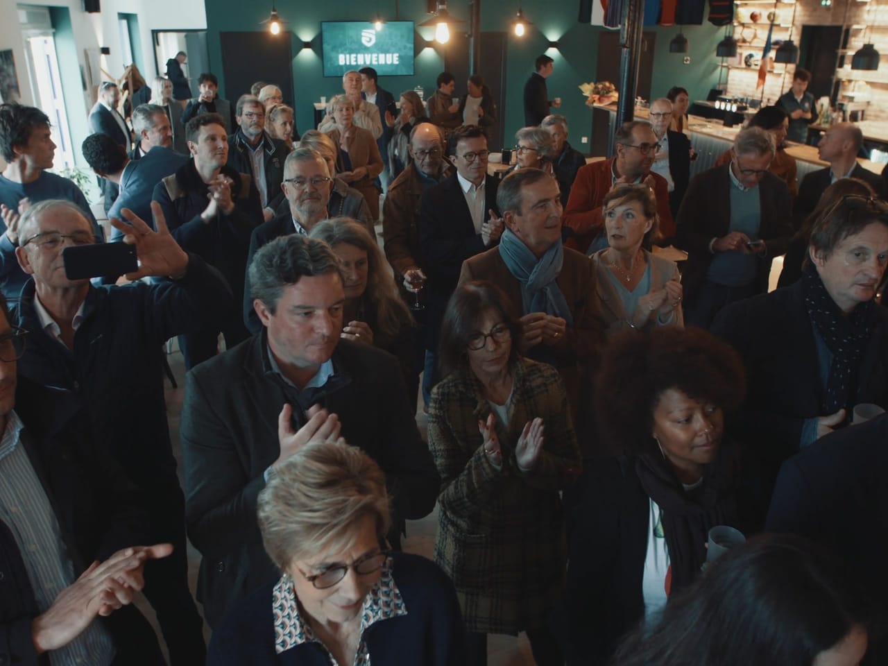 Public d'une inauguration qui applaudit pendant les discours