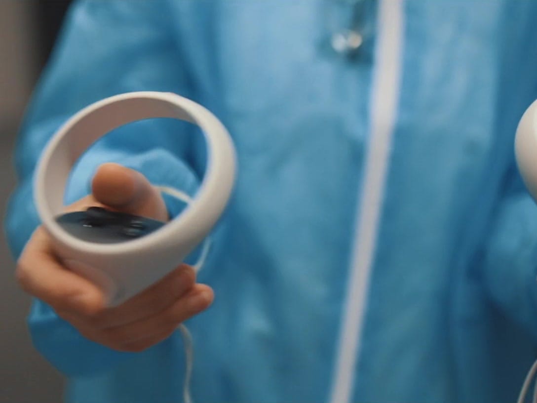 Manette de réalité virtuelle tenue par un salarié pendant la fête
