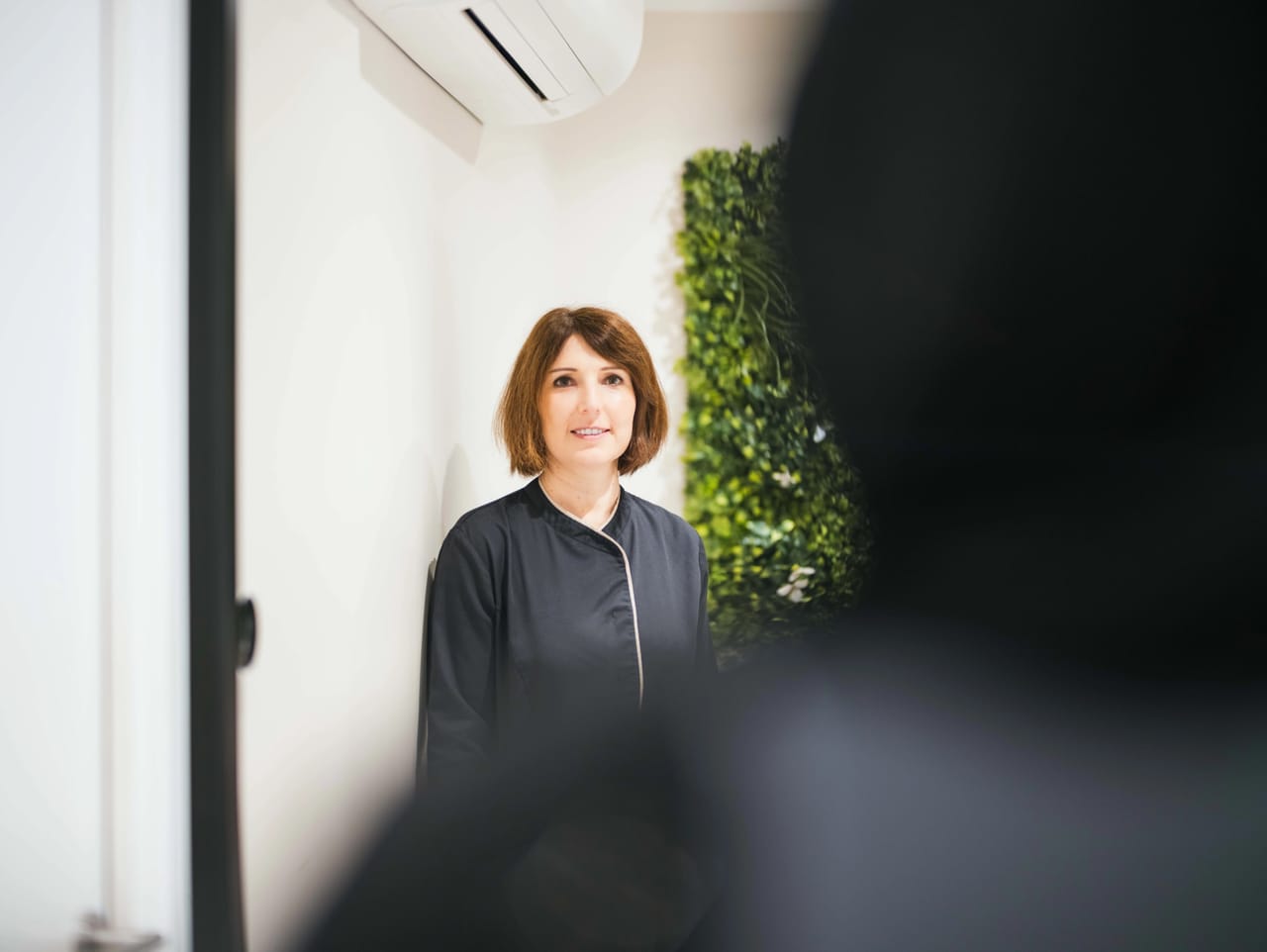 Portrait d'une collaboratrice réalisé sur place, dans ses locaux