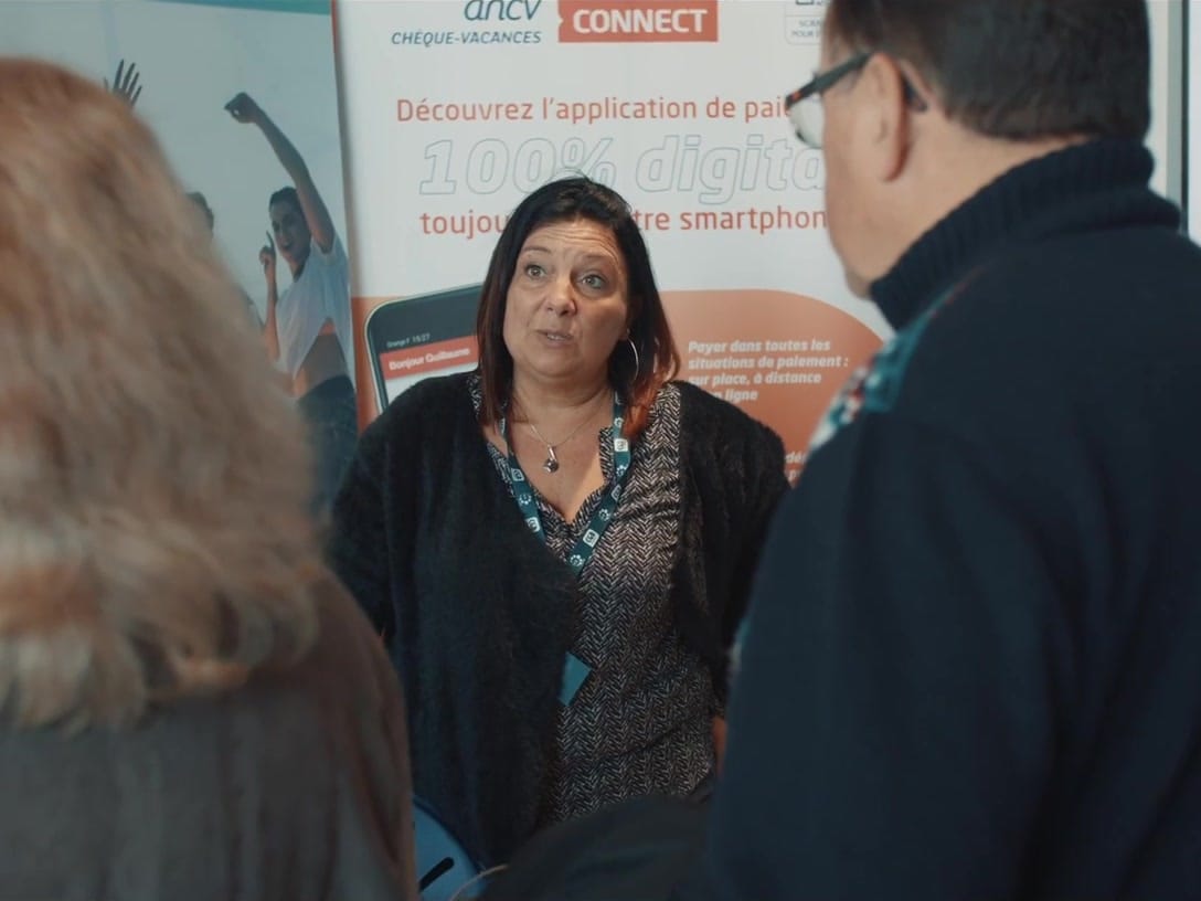 Échange sur un stand pendant un salon des comités d'entreprise