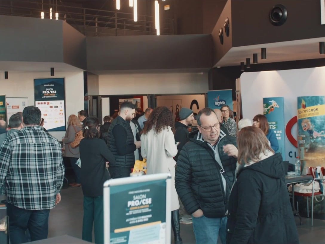 Visiteurs dans les allées d'un salon des comités d'entreprise