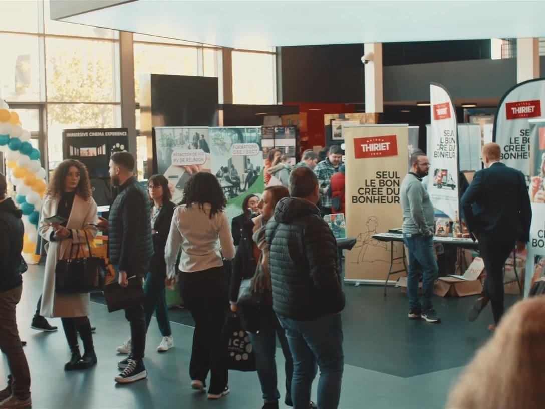 Visiteurs dans les allées du salon CSE au cinéma CGR de Beauvais