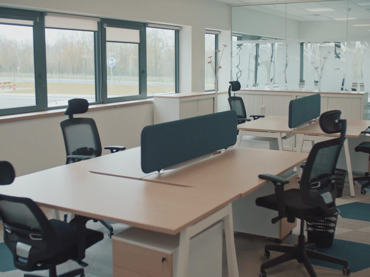 Bureaux neufs de la Scaparf, postes de travail encore vides