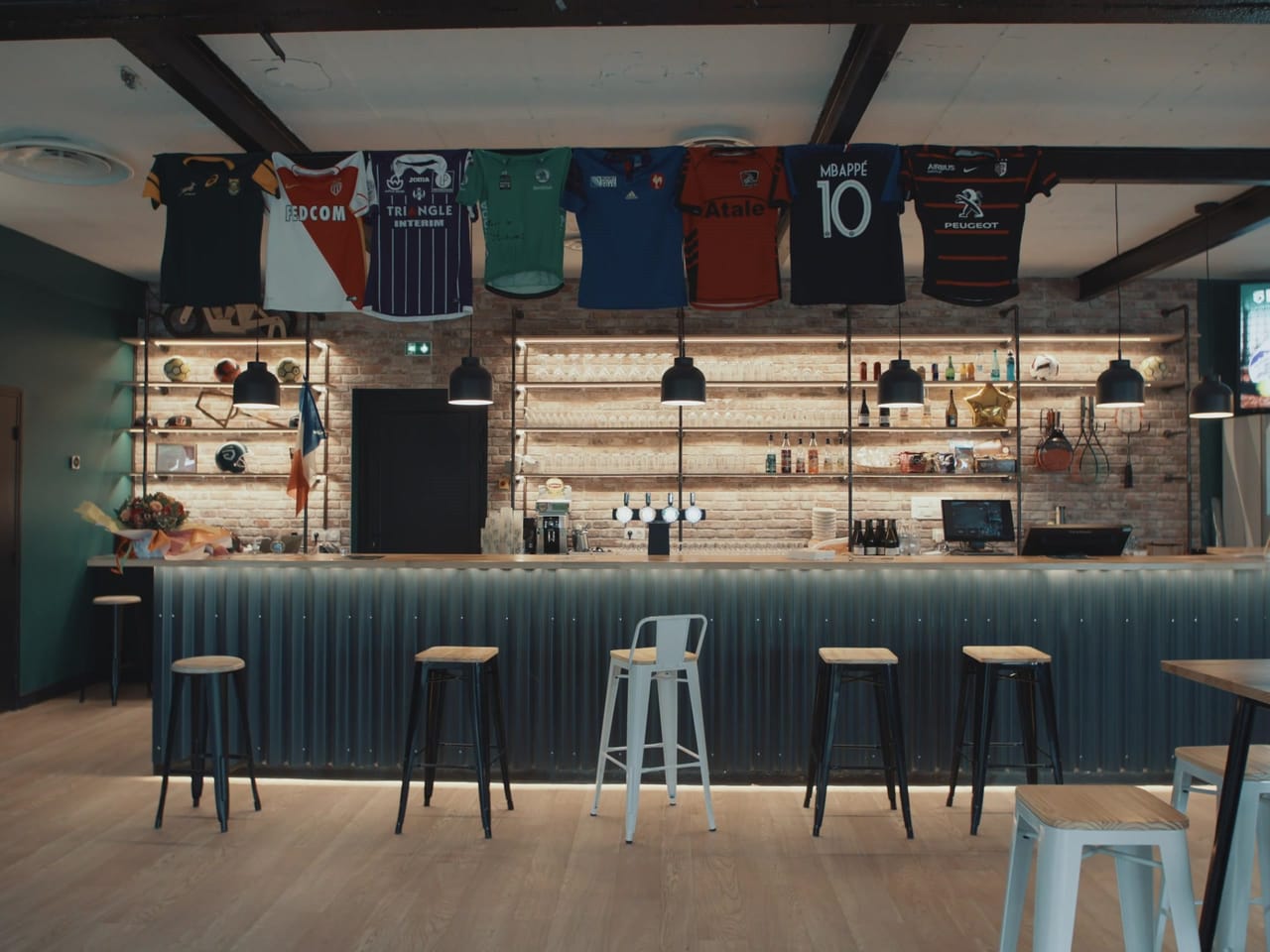 Le bar du Stadium et ses maillots encadrés
