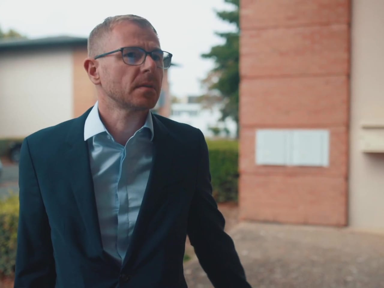 Christophe Fonteneau, expert-comptable, devant son cabinet à Villecresnes